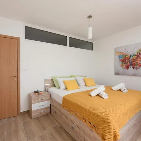 Sunset Apartment *
